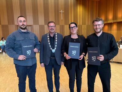 Bürgermeister Andreas Janson (2.v.l.) ehrte Leonard Wagner (li.), Silvia Ritter (2.v.re). Martin Obergroßberger (re.) sowie Feldkirchens 3. Bürgermeister Daniel Golibrzuch, Brigitte Pfaffinger, Tanja Schmitt und Tobias Schmitt für sechs Jahre Tätigkeit im Gemeinderat mit der Feldkirchner Ehrennadel in Bronze und einer Urkunde. 