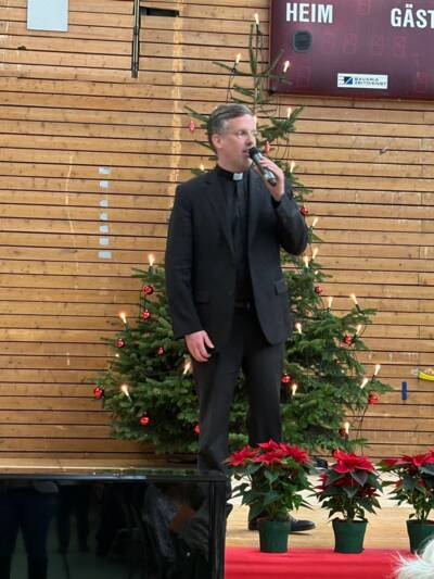Pfarrer Adrian Zessin bei seiner Weihnachtsansprache im Rahmen der Seniorenweihnachtsfeier.