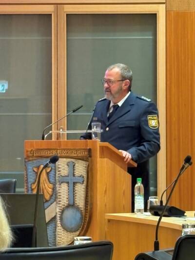 Polizeihauptkommissar Stefan Ross bei der Bürgerversammlung in Feldkirchen
