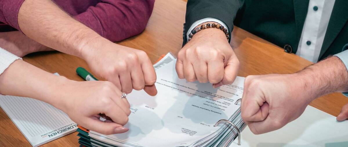 Teamgeist signalisiert - Hände als Fäuste berühren sich
