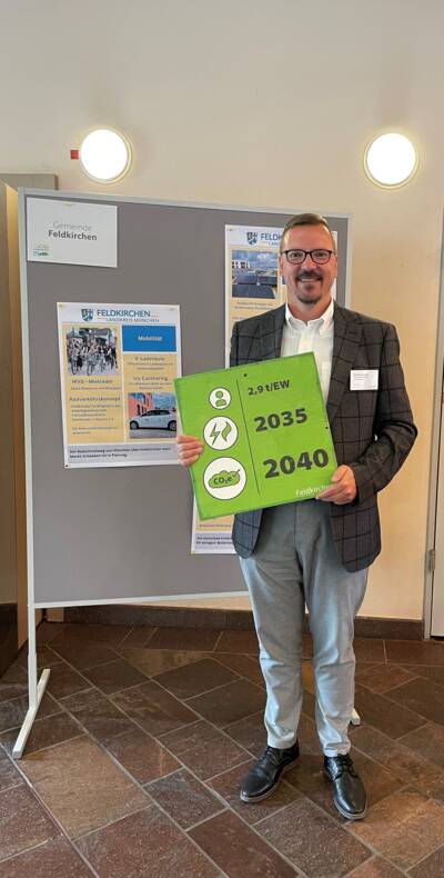 Klimakonferenz 2023 Bürgermeister Andreas Janson präsentiert das Ergebnis Bürgermeister Andreas Janson bei der 1. Klimakonferenz des Landkreises München im Mai 2023 in Taufkirchen. Hier wurden die Treibhausgasziele der Gemeinde Feldkirchen vorgestellt. Bei der Veranstaltung im Kultur und Kongresszentrum waren alle 29 Landkreisgemeinden dabei.