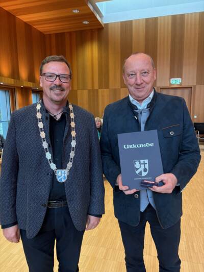 Bürgermeister Andreas Janson ehrte Feldkirchens 2. Bürgermeister Herbert Vanvolsem für seine 12-jährige Gemeinderatszugehörigkeit mit der Ehrennadel in Silber und einer Urkunde.