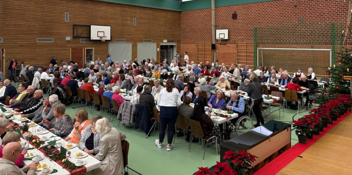 Bei Kaffee und Kuchen genossen die Gäste die gemeindliche Seniorenweihnachtsfeier 2025.
