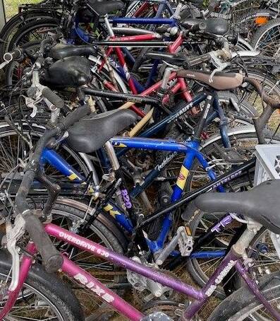 Gesammelte Schrotträder am Feldkirchner Bahnhof.