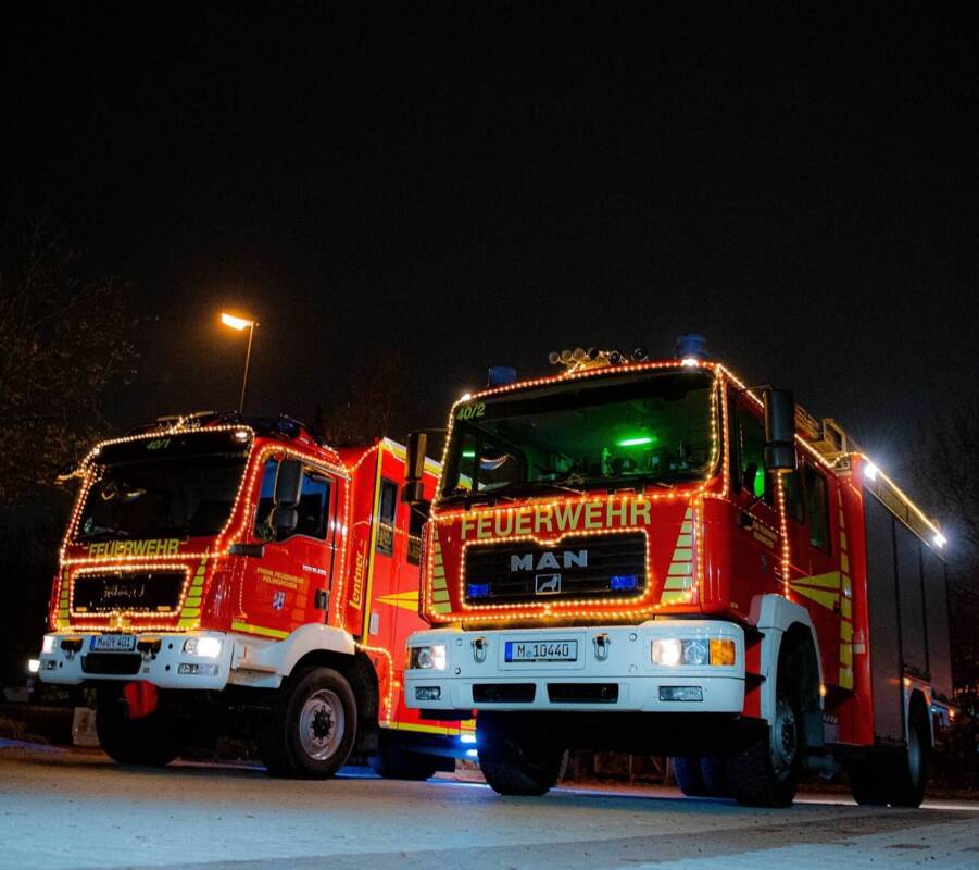 Feruwehrautos zur WEihnachtszeit in Feldkirchen